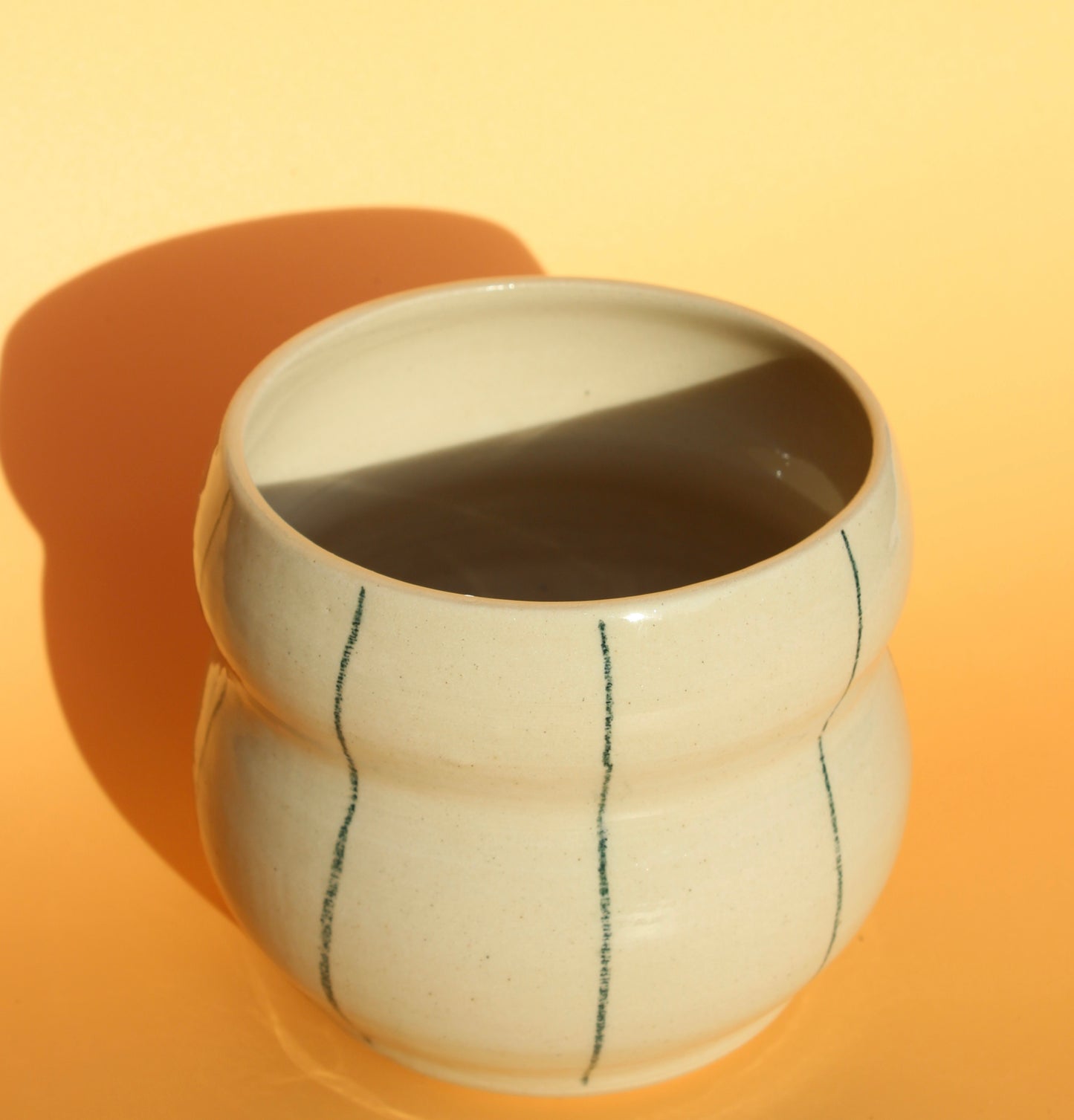 Kleiner Blumentopf in beige