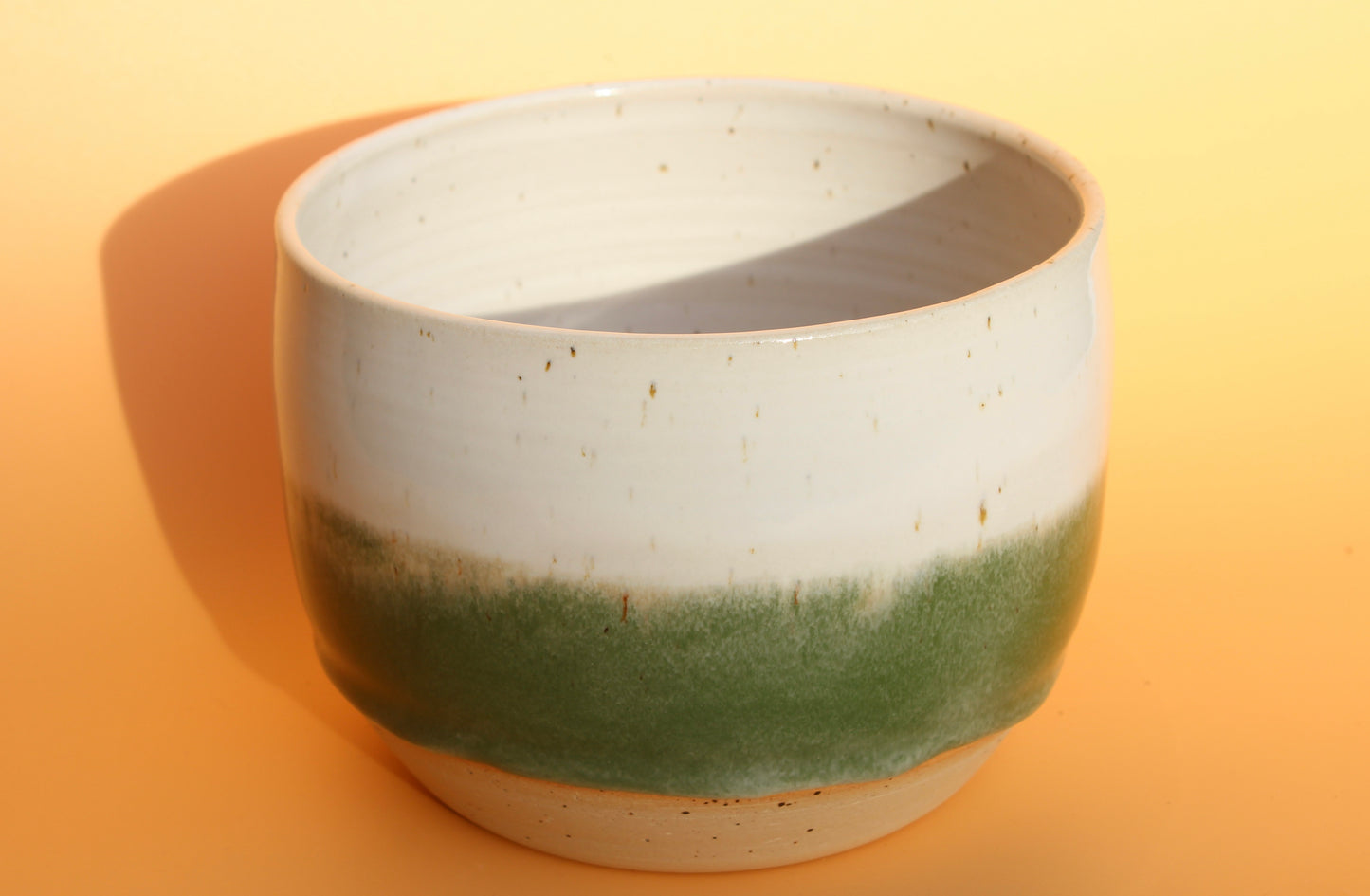 Kleiner Blumentopf in grün-weiß