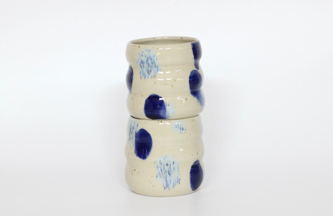 Curvy Becher mit blauen Akzenten