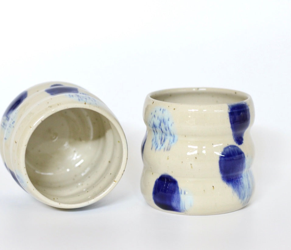 Curvy Becher mit blauen Akzenten