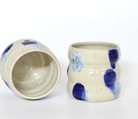 Curvy Becher mit blauen Akzenten