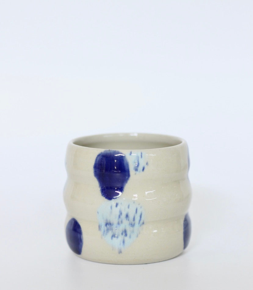 Curvy Becher mit blauen Akzenten